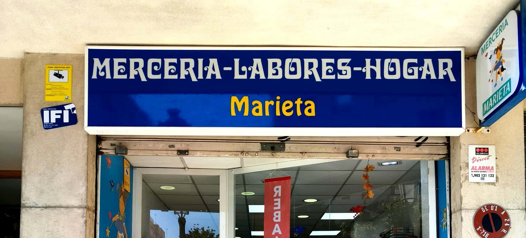 Fachada de Mercería Marieta en Carrer de Joan Llorenç, 14, con el rótulo azul Mercería, labores, hogar